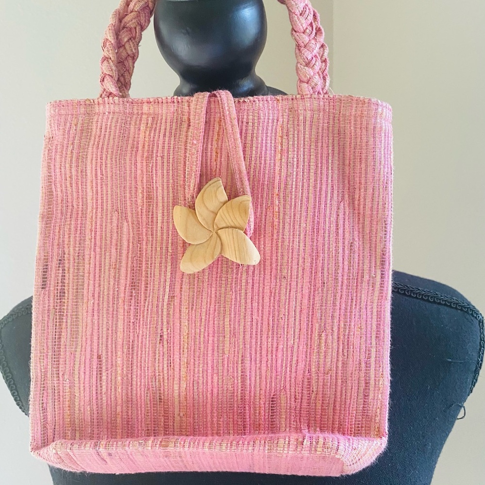 Super cute hand woven summer bag ~ used once.